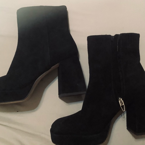 Nice black Suede pair of booties, used once - Picture 3 of 3